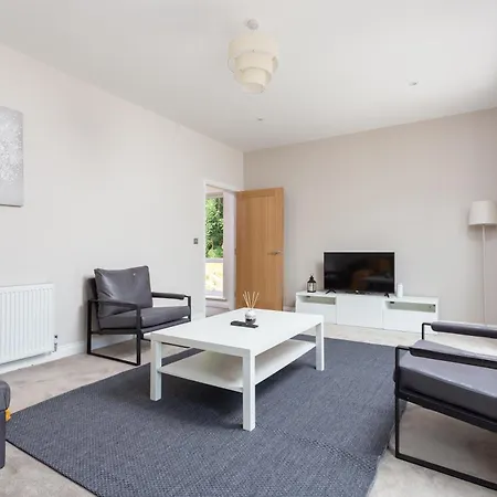Huge 5 Bedroom Home, Sleeps 6