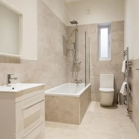 Huge 5 Bedroom Home, Sleeps 6