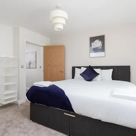 Holiday home Huge 5 Bedroom Home, Sleeps 6