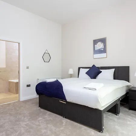 Huge 5 Bedroom Home, Sleeps 6 Holiday home *