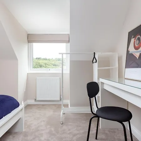 Holiday home Huge 5 Bedroom Home, Sleeps 6 *