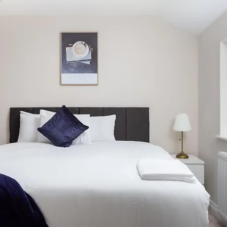 Huge 5 Bedroom Home, Sleeps 6 Leeds (West Yorkshire)