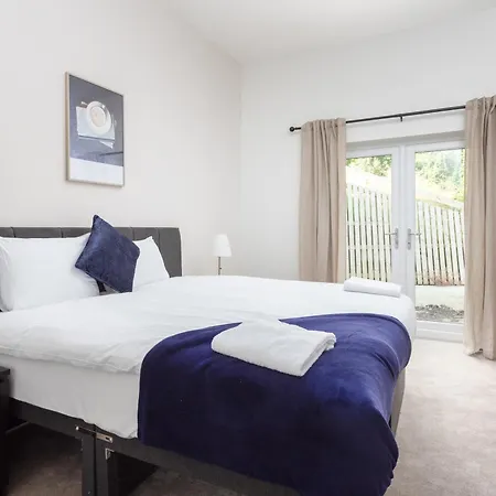 Huge 5 Bedroom Home, Sleeps 6 * Leeds (West Yorkshire)