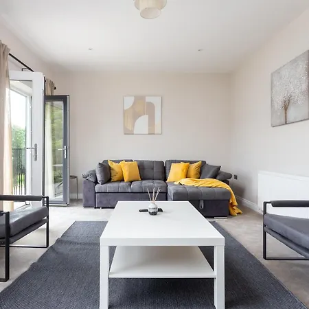 Holiday home Huge 5 Bedroom Home, Sleeps 6 *