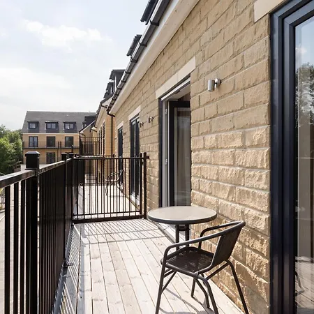 Huge 5 Bedroom Home, Sleeps 6