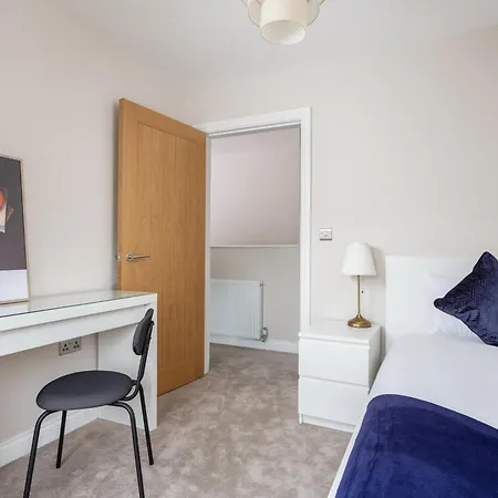 Huge 5 Bedroom Home, Sleeps 6 Holiday home *