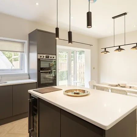 Huge 5 Bedroom Home, Sleeps 6