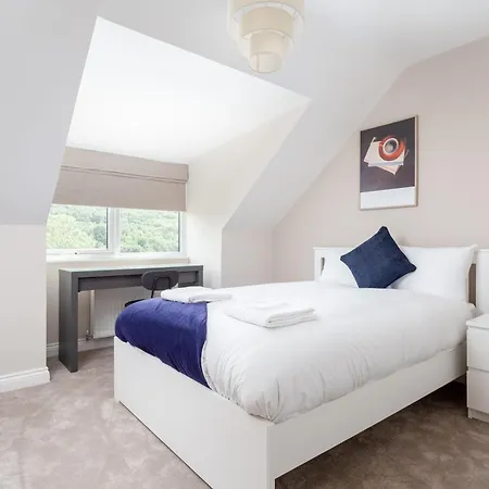 Huge 5 Bedroom Home, Sleeps 6 *