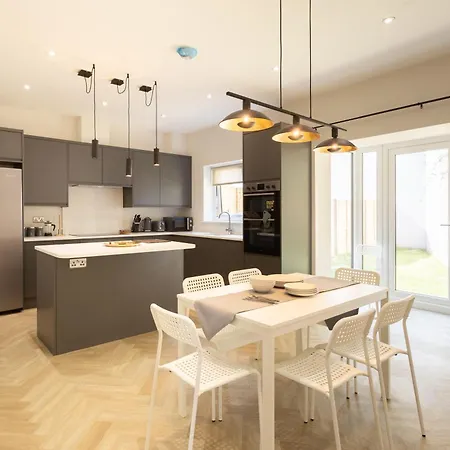 Huge 5 Bedroom Home, Sleeps 6 Leeds (West Yorkshire)