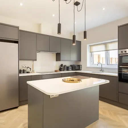 Huge 5 Bedroom Home, Sleeps 6