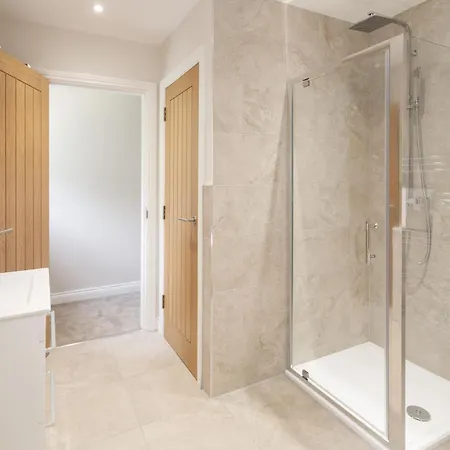 Huge 5 Bedroom Home, Sleeps 6 Holiday home Leeds (West Yorkshire)
