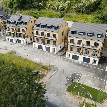 Huge 5 Bedroom Home, Sleeps 6 Leeds (West Yorkshire)
