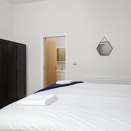 Huge 5 Bedroom Home, Sleeps 6