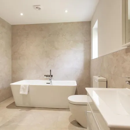 Huge 5 Bedroom Home, Sleeps 6 Holiday home Leeds (West Yorkshire)