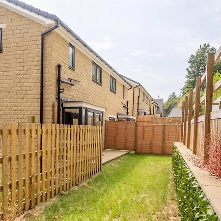 Huge 5 Bedroom Home, Sleeps 6