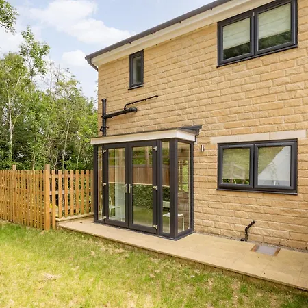 Huge 5 Bedroom Home, Sleeps 6 *
