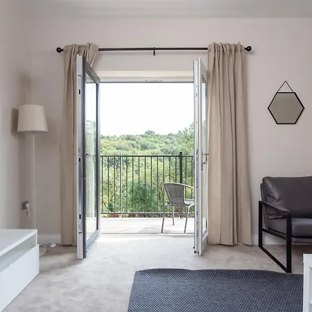 Huge 5 Bedroom Home, Sleeps 6