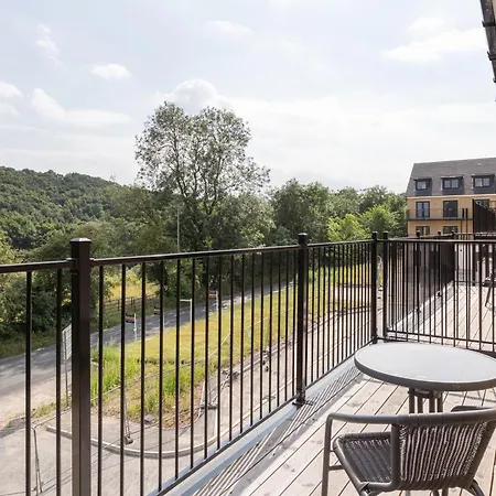 Huge 5 Bedroom Home, Sleeps 6 Holiday home *
