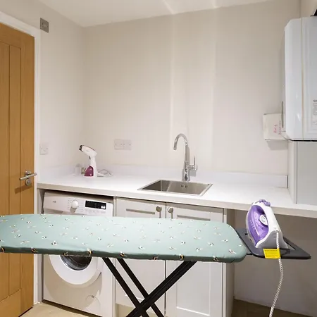 Huge 5 Bedroom Home, Sleeps 6 * Leeds (West Yorkshire)