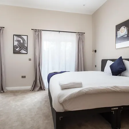 Huge 5 Bedroom Home, Sleeps 6 Tatil Evi