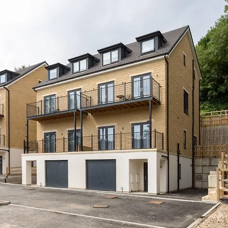 Huge 5 Bedroom Home, Sleeps 6 Tatil Evi Leeds (West Yorkshire)