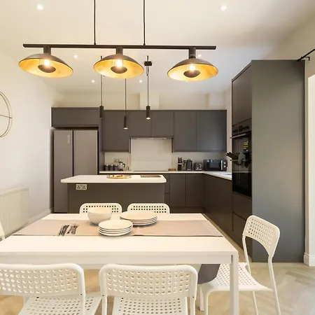 Huge 5 Bedroom Home, Sleeps 6 Tatil Evi *