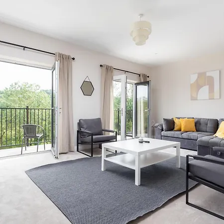 Holiday home Huge 5 Bedroom Home, Sleeps 6