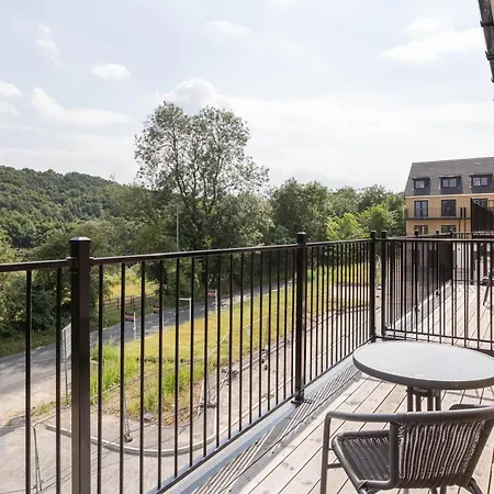 Huge 5 Bedroom Home, Sleeps 6 Holiday home *